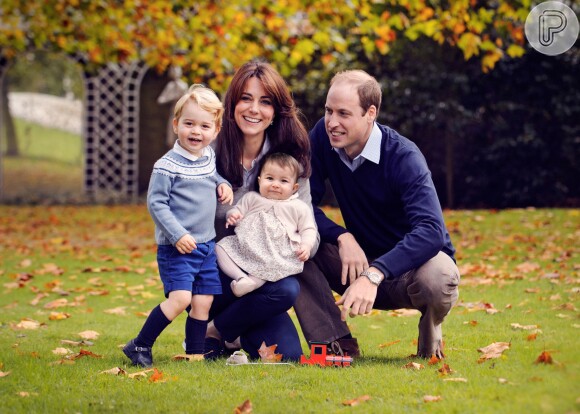Em dezembro, George, Príncipe William, Kate Middleton e a pequena Charlotte posaram para a foto oficial de Natal