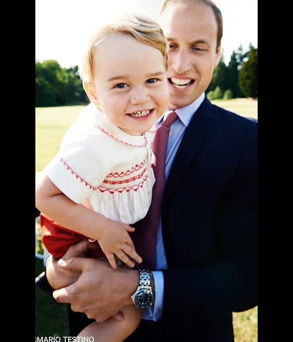 Príncipe William brinca com George, seu filho mais velho