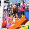 O ator brincou com a pequena, Clarice, na praia do Leblon, no Rio