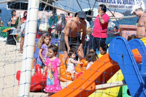O ator brincou com a pequena, Clarice, na praia do Leblon, no Rio