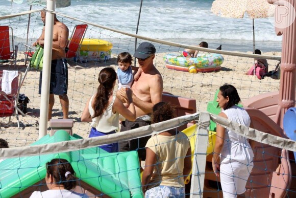 Marcos Caruso, a filha e a neta curtiram um programa familiar na praia do Leblon