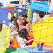 Marcos Caruso curte dia de sol em praia carioca com a netinha, Clarice