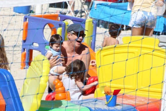 Marcos Caruso aproveitou dia de sol na praia com a neta, neste sábado, dia 31 de agosto de 2013