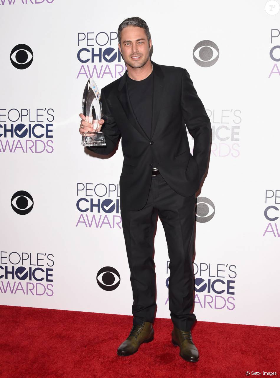 Noivo De Lady Gaga Taylor Kinney Foi Sozinho Ao People S Choice Awards 2016 Ele Levou O Premio De Melhor Ator De Drama Em Tv Por Sua Atuacao Na Serie Chicago Purepeople