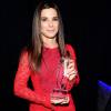 Sandra Bullock foi ao People's Choice Awards 2016 receber o prêmio de Melhor Atriz de Filme e escolheu um vestido vermelho de Monique Lhuillier