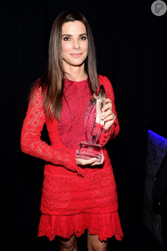 Sandra Bullock foi ao People's Choice Awards 2016 receber o prêmio de Melhor Atriz de Filme e escolheu um vestido vermelho de Monique Lhuillier