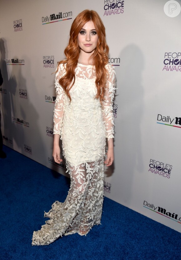 Katherine McNamara usou vestido branco com transparência da Olcay Gulsen Collection no People's Choice Awards 2016, nesta quarta-feira, 6 de janeiro de 2016
