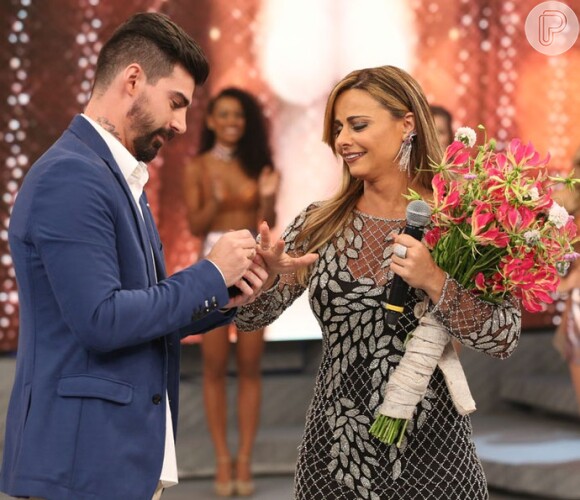 Viviane Araújo foi pedida em casamento no programa 'Domingão do Faustão' no dia 20 de dezembro