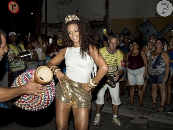 Carnaval 2016: Juliana Alves cai no samba com short curto em ensaio da Tijuca, nesta quinta-feira, 7 de janeiro de 2016
