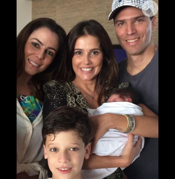 Deborah Secco posou com a filha, Maria Flor, no colo, ao lado do sobrinho e dos irmãos, Barbara e Ricardo