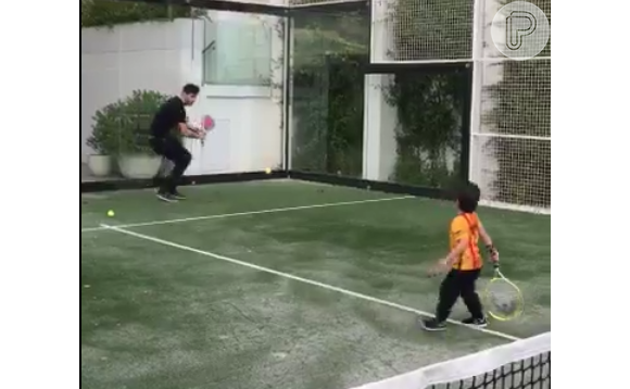 Gerard Piqué deu aulas de tênis para o pequeno Milan, de 1 ano e 11 meses e compartilhou o vídeo em seu Twitter nesta sexta-feira (8)