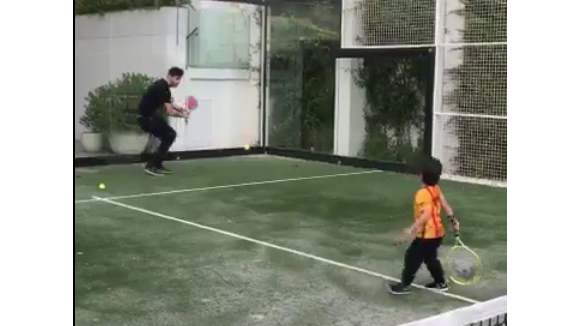 Gerard Piqué se diverte ao ensinar tênis a Milan, de 1 ano e 11 meses. Vídeo!