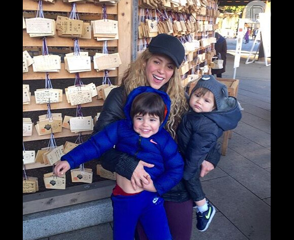 Shakira posa com os filhos em viagem