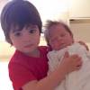 Milan, de 1 ano e 11 meses, abraça Sasha recém-nascido