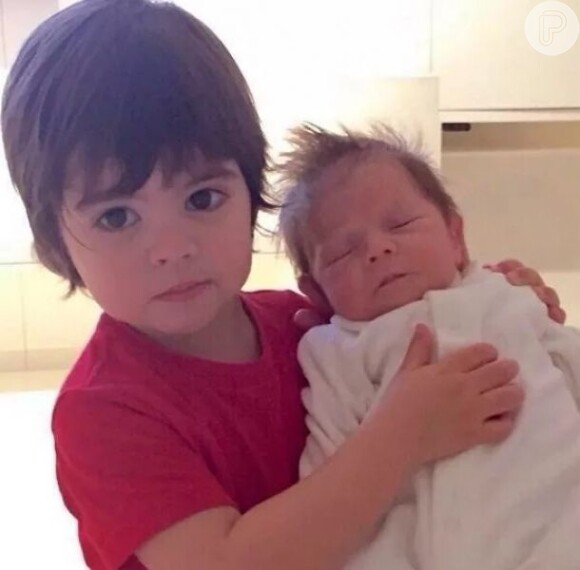 Milan, de 1 ano e 11 meses, abraça Sasha recém-nascido