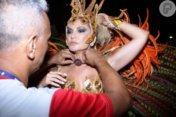 No Carnaval de 2015, Antonia desfilou com uma coleira com as inicias do nome de Jonathan Costa