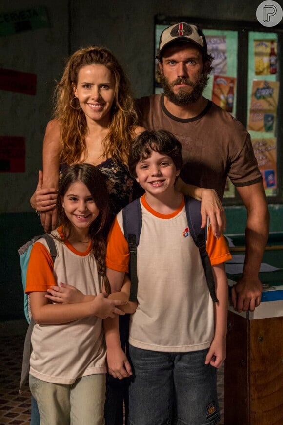 Gilda (Leona Cavalli) atualmente mora em Campo Claro, fictícia cidade do interior, é casada com Dino (Paulo Rocha) e tem dois filhos com ele, na novela 'Totalmente Demais'