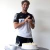 Alexandre Pato também ganha bolo de aniversário após treino no Corinthians