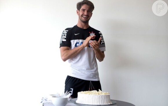 Alexandre Pato também ganha bolo de aniversário após treino no Corinthians