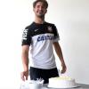 Alexandre Pato ganha bolo de aniversário, uma surpresa dos funcionários, após treino no Corinthians