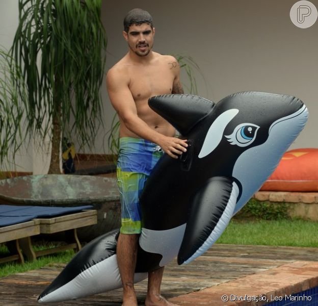 Caio Castro Se Refresca Em Piscina Usando Boia Em Formato De Baleia Purepeople
