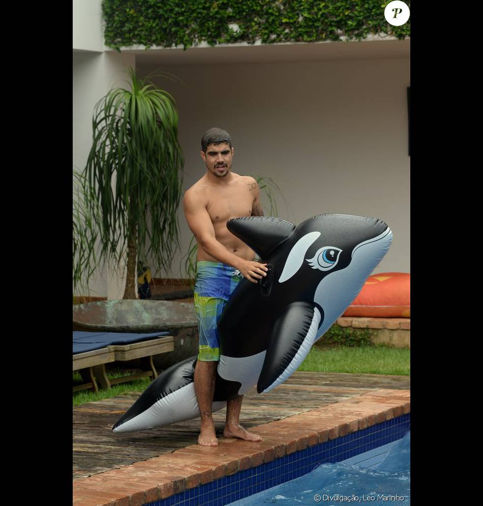 Caio Castro Mostra Boa Forma Em Dia De Piscina Purepeople