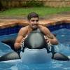 Caio Castro brinca com boia de baleia
