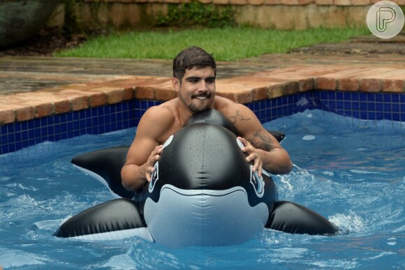 Caio Castro brinca com boia de baleia