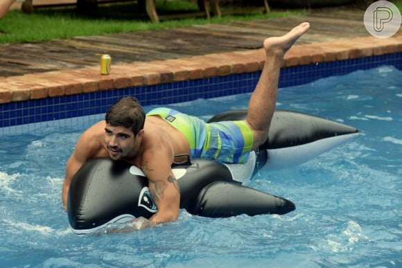 Caio Castro reforça o bronzeado em dia de piscina, no Guarujá