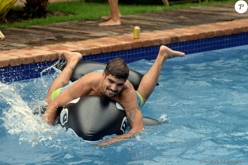 Caio Castro Resolveu Se Refrescar Longe Das Praias Do Rio De Janeiro Purepeople