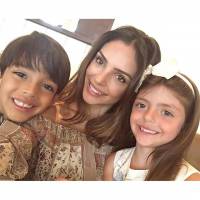 Carol Celico agradece Kaká em foto ao lado dos filhos: 'Obrigada, papai'