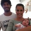 Deborah Secco mostrou a família nas redes socias neste sábado, 9 de janeiro de 2016, ao lado do marido Hugo Moura e com a filha Maria Flor no colo