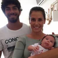 Deborah Secco faz foto de família com marido e filha: 'Tradução de felicidade'
