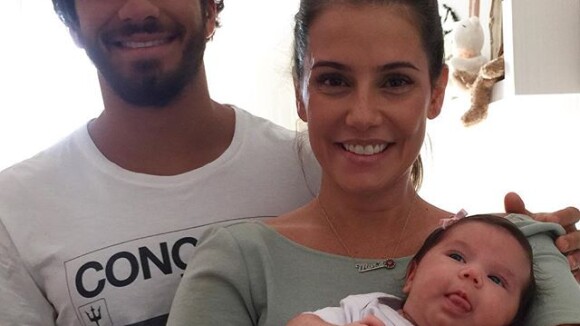 Deborah Secco faz foto de família com marido e filha: 'Tradução de felicidade'
