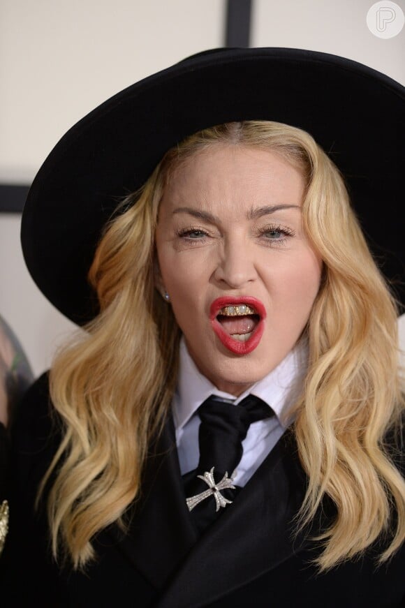 Madonna teria pedido para que um de seus dançarinos beijasse seus pés para se desculpar por um atraso