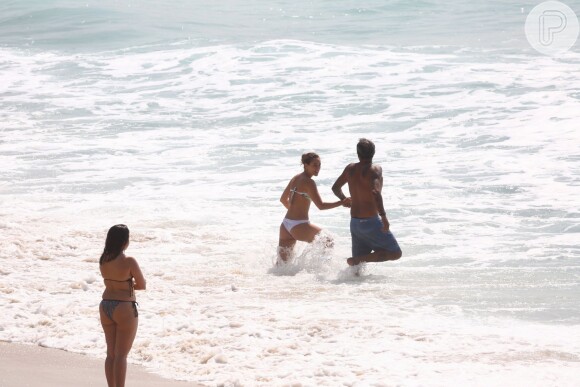 Paolla Oliveira se divertiu ao lado do diretor Rogério Gomes, o Papinha, em praia carioca