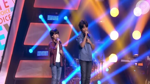 Enzo e Eder cantam 'O Menino da Porteira' e fazem Victor, da dupla Victor e Leo, chorar no 'The Voice Kids'