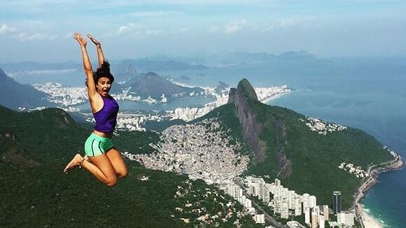 Thaila Ayala aparece voando em foto nas alturas: 'Cara de pânico, mas sobrevivi'