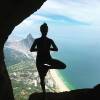 Thaila Ayala em pose de yoga na Pedra da Gávea, no Rio de Janeiro: 'Sim eu sou louca'