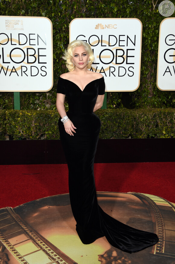 Lady Gaga optou por um elegante vestido clássico preto da grife Versace no Globo de Ouro 2016, que aconteceu no domingo, 10
