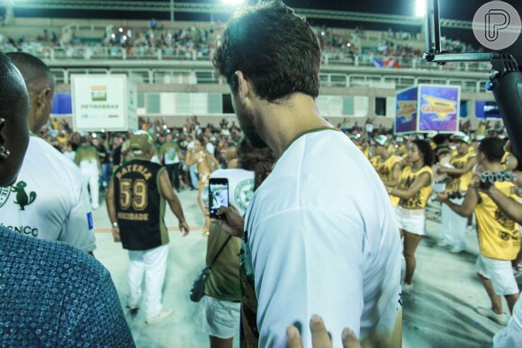 Márcio Pedreira fotografa a mulher, Claudia Leitte, durante ensaio técnico da Mocidade, no Rio