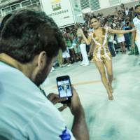 Carnaval: marido de Claudia Leitte fotografa a cantora em ensaio da Mocidade