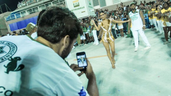 Carnaval: marido de Claudia Leitte fotografa a cantora em ensaio da Mocidade