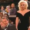O que Leonardo DiCaprio não contava era que Lady Gaga estava um pouco atrás dele na cerimônia de entrega do Globo de Ouro 2016