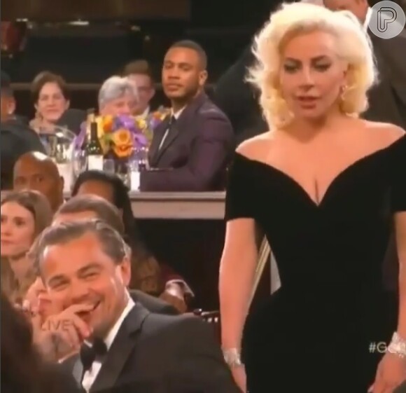 O que Leonardo DiCaprio não contava era que Lady Gaga estava um pouco atrás dele na cerimônia de entrega do Globo de Ouro 2016
