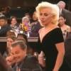 Ladu Gaga passou dando um esbarrão em Leonardo DiCaprio na 73ª edição do Globo de Ouro, neste domingo, 10 de janeiro de 2016