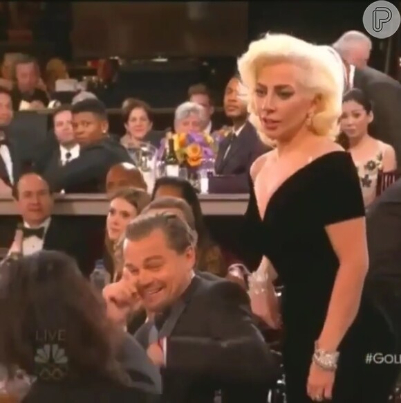Ladu Gaga passou dando um esbarrão em Leonardo DiCaprio na 73ª edição do Globo de Ouro, neste domingo, 10 de janeiro de 2016