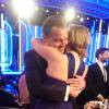 Ao ser anunciado como Melhor Ator de Drama no Globo de Ouro 2016, Leonardo DiCaprio recebeu um abraço carinhoso da amiga Kate Winslet, com quem ficou marcado pelo par romântico em 'Titanic'