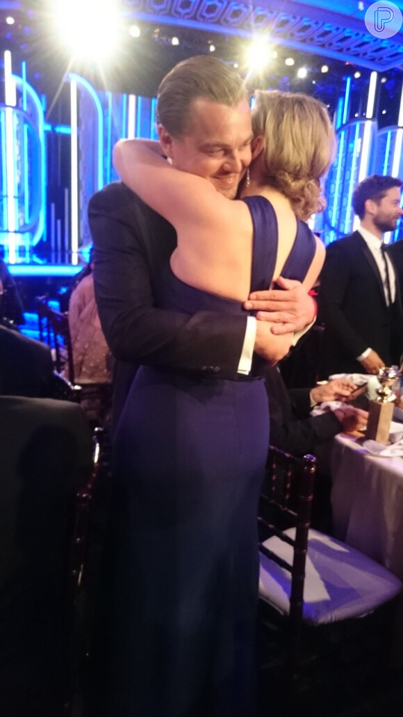 Ao ser anunciado como Melhor Ator de Drama no Globo de Ouro 2016, Leonardo DiCaprio recebeu um abraço carinhoso da amiga Kate Winslet, com quem ficou marcado pelo par romântico em 'Titanic'