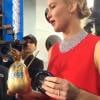 Sempre descontraída, Jennifer Lawrence bebeu um drink enquanto conversava com a imprensa ainda no tapete vermelho, na entrada do Globo de Ouro, neste domingo, 10 de janeiro de 2016
